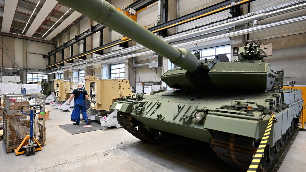 businessamnl's tweet photo. Defensiebedrijf EuroTrophy wint aan populariteit in heel Europa https://t.co/lHDxkcYgIG #Defensie #EuroTrophy #ActiveProtection #GepantserdeVoertuigen #Leopard2A8 https://t.co/lXkeT8eAdq