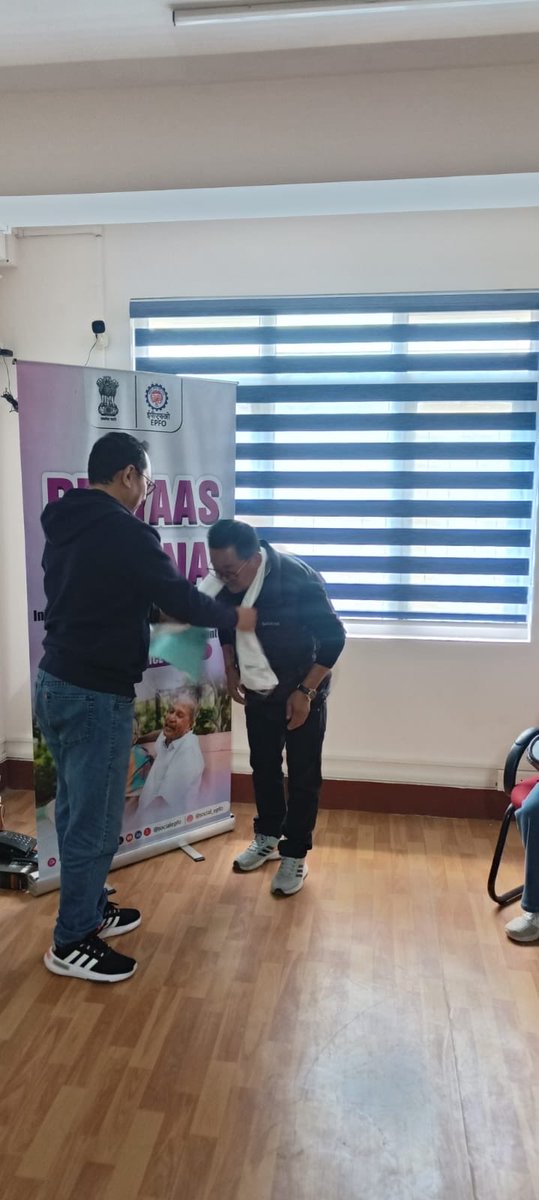 EpfoSikkim's tweet photo. 7 EPF members received PPOs under Prayaas Yojana on the day of their superannuation—the highest single-day distribution in Sikkim. Members were felicitated with traditional scarves at the EPFO office and served refreshments. https://t.co/pXfIy3TYKK