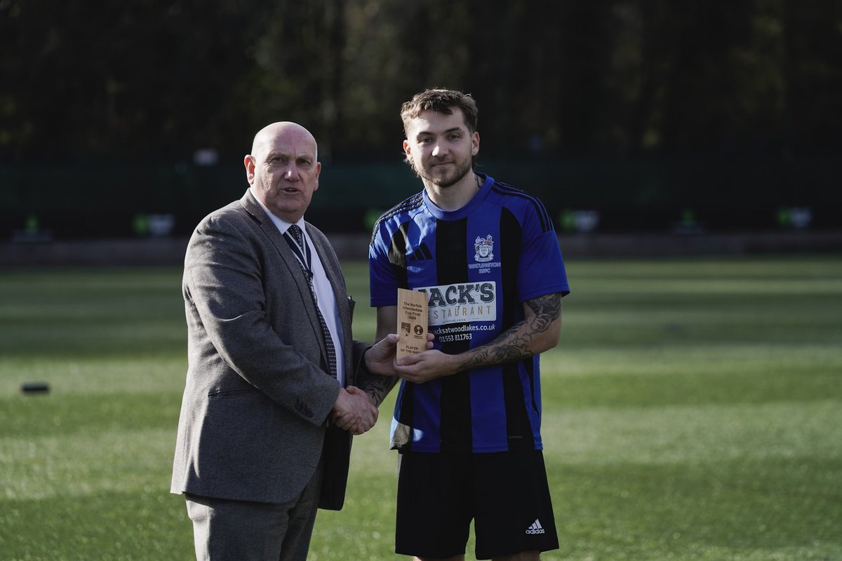 NCFACountyCups's tweet photo. The Norfolk #IntermediateCup Final Player of the Match...

Jake Chaplin - @WSSFC1 Reserves 🙌

Presented by Norfolk FA Chairman, Michael Banham. #NorfolkFootball ⚽🏆

📸 @Cunninghamben86 https://t.co/IPLIIddHQE