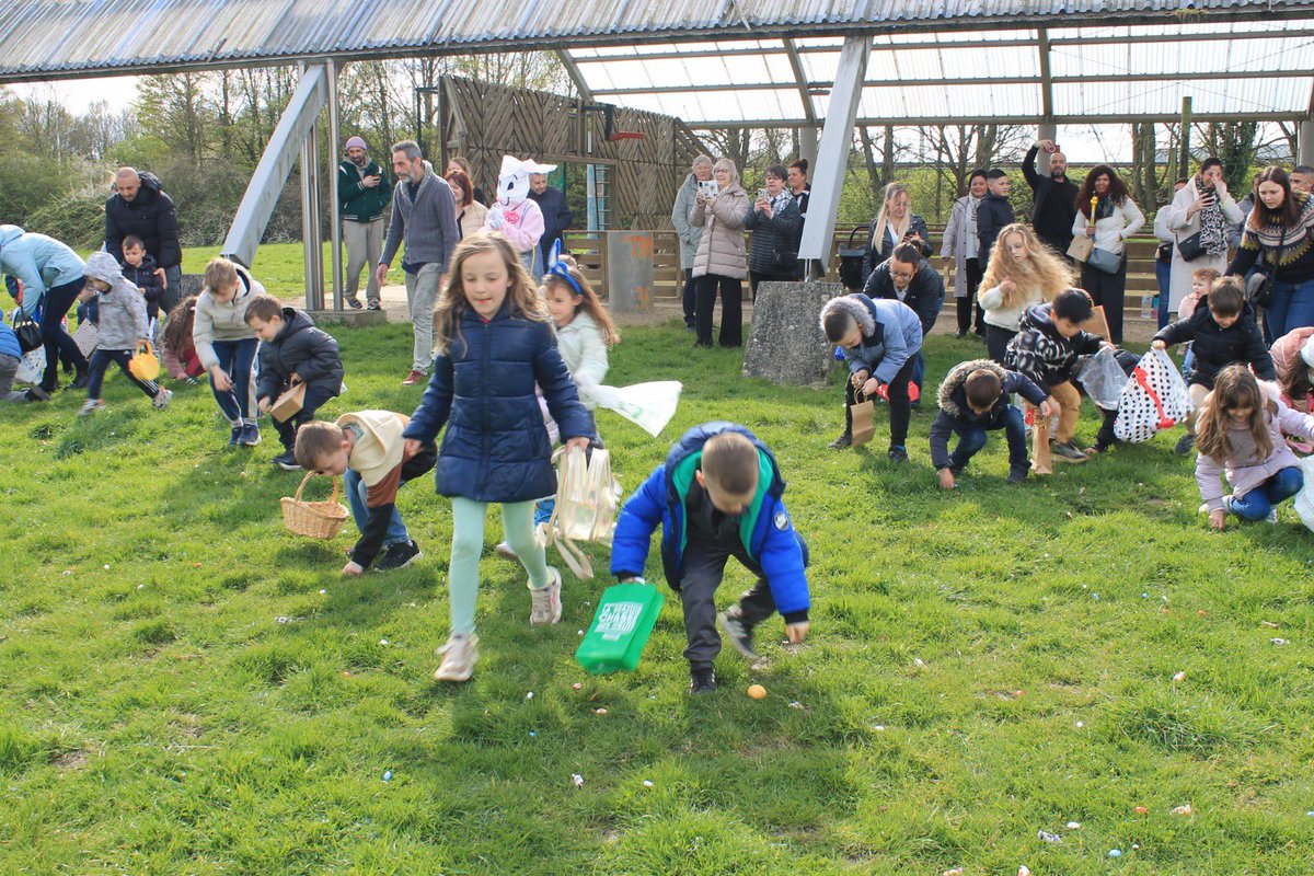 CitesAns's tweet photo. 🐣🐣🐣 Du monde à la chasse aux œufs de la cité Vandervelde à Loncin, malgré un temps un peu capricieux 🌥️ !
Mais rien n’a arrêté les enfants, venus nombreux pour partager ce moment de joie et de gourmandise 🍫
Des sourires, du plaisir et une belle ambiance au rendez-vous 🧒👦🏿 https://t.co/nWP6RE5vD5