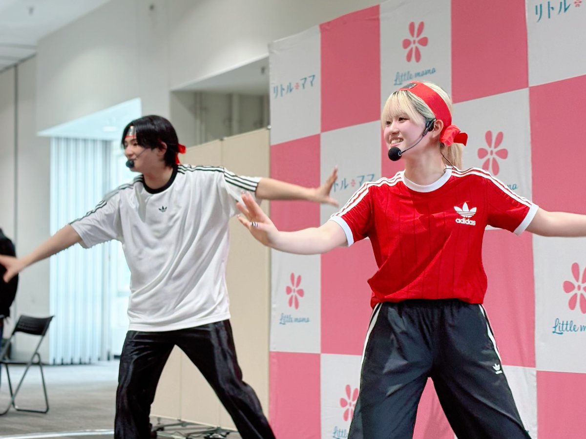 vivo_official_'s tweet photo. おにいちゃんといもうとの
きょうだいユニット #OKAYS 👌
長年続けてきた
おやこで楽しめる
#たいそうステージ が
きょうだいの
あそびになってしまいました🎵
自由気ままないもうとと
翻弄されるおにいちゃんの
息の合ったコンビネーションを
おたのしみください☺️
(プライベートは真逆⁉︎) https://t.co/XQ9Yzc78Gl