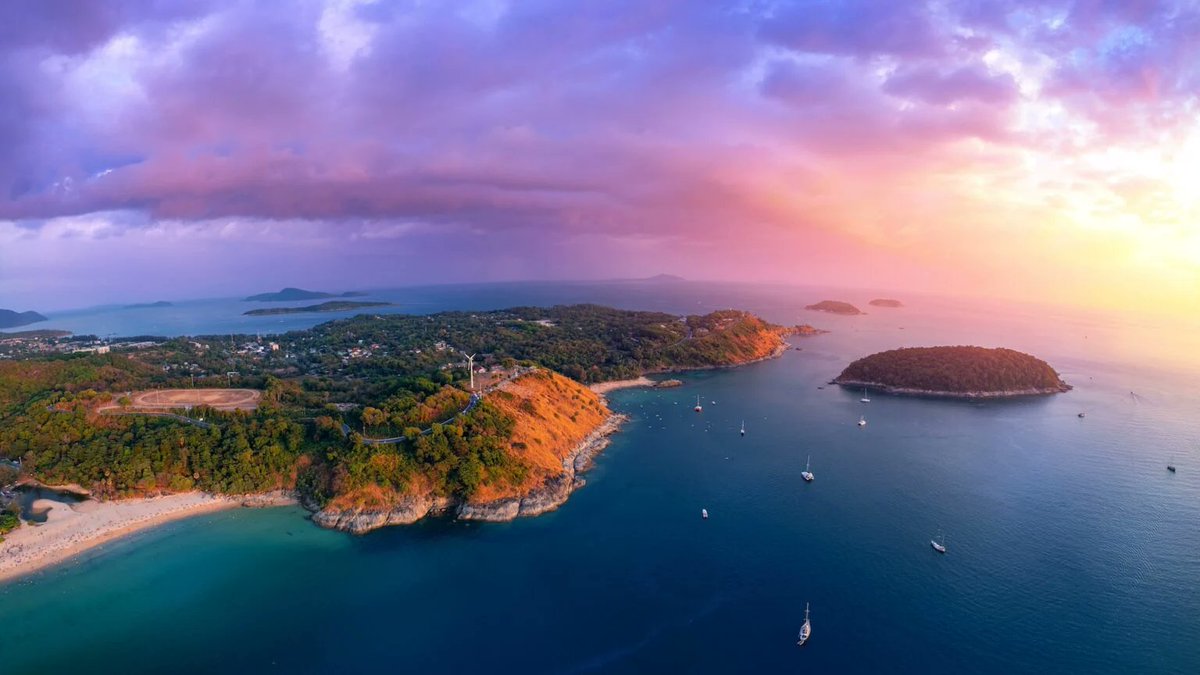 mathailande's tweet image. 🌴 Phuket intimiste, ça existe ! Rawai, au sud de l'île, c'est plages paisibles, marché aux fruits de mer, îlots secrets et vraie vie locale. Une adresse confidentielle à garder précieusement 🤫
👉 en-vols.com/evasion/voyage…

#Phuket #Rawai #voyage #Thailand