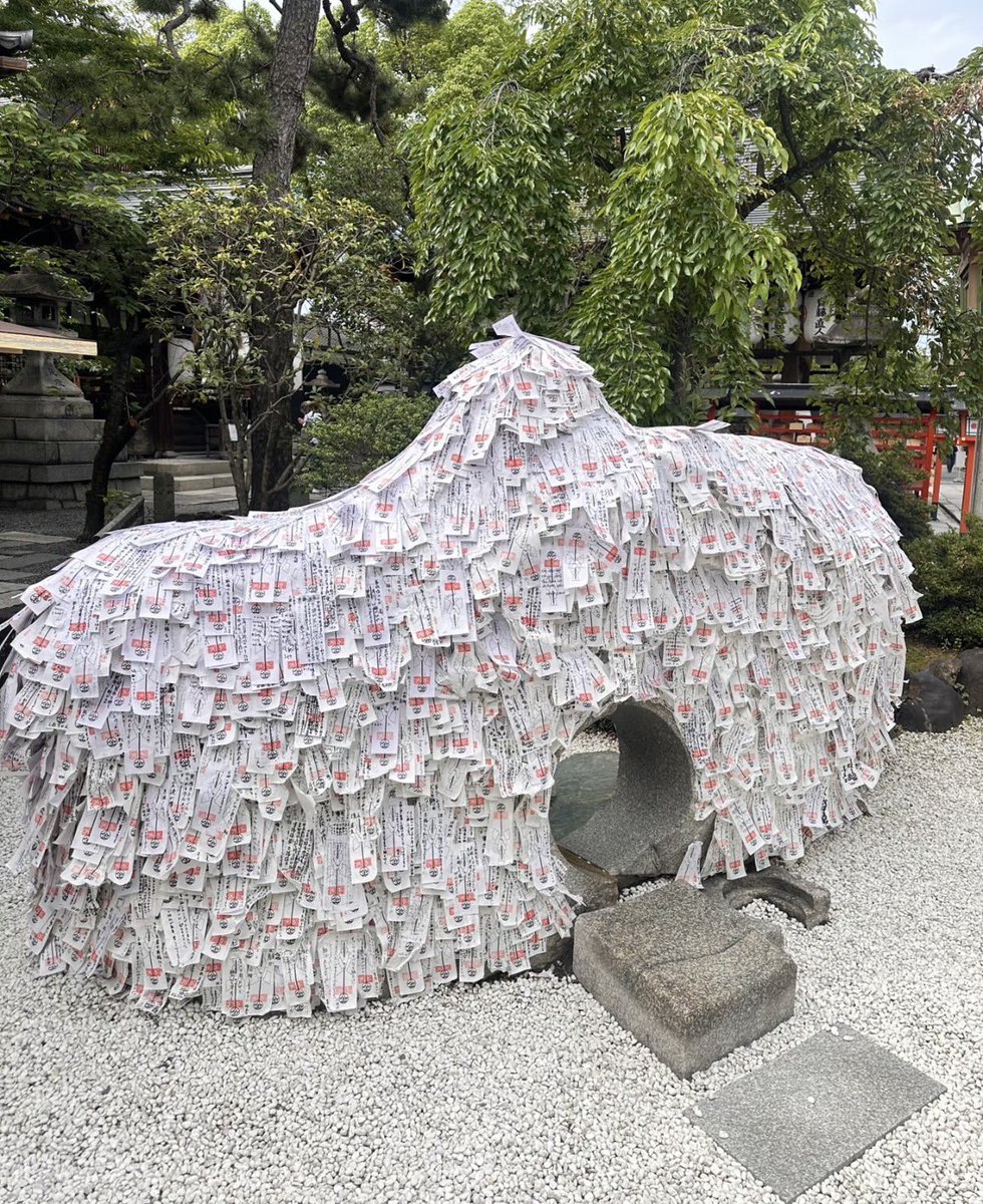 mina60mm's tweet photo. 京都府の神社に行くなら、

縁結び・恋愛成就を願うなら『貴船神社』
学業成就・合格祈願を願うなら『北野天満宮』
金運・商売繁盛を願うなら『伏見稲荷大社』
厄除け・方除けを願うなら『晴明神社』
安産・子授けを願うなら『わら天神宮』
良縁・美容を願うなら『河合神社』
開運招福を願うなら『八坂神社』
病気平癒・健康長寿を願うなら『下鴨神社』
悪縁切り・縁結びを願うなら『安井金比羅宮』
勝負運・必勝祈願を願うなら『藤森神社』
↓ご利益は他にもあります。

① 貴船神社
水の神様を祀る京都最強の縁結びスポット。ご利益は、縁結び・恋愛成就・復縁・諸願成就。水占みくじが有名で、境内の御神水に浸すと文字が浮かび上がります。本宮から奥宮まで参拝すると、より強いご利益があるといわれています。
② 北野天満宮
学問の神様・菅原道真公を祀る全国天満宮の総本社。ご利益は、学業成就・合格祈願・厄除け・芸能上達。なで牛を撫でると知恵が授かり、梅の季節には境内が美しく彩られます。受験生だけでなく、資格試験や昇進を願う方も多く訪れます。
③ 伏見稲荷大社
千本鳥居で知られる全国稲荷神社の総本宮。ご利益は、商売繁盛・金運上昇・五穀豊穣・家内安全・諸願成就。朱色の鳥居のトンネルを抜けると願いが通るといわれ、商売をされている方や起業を考えている方に特に人気です。
④ 晴明神社
平安時代の陰陽師・安倍晴明公を祀る神社。ご利益は、厄除け・魔除け・方位除け・病気平癒。晴明井という井戸の水は、病気平癒の力があるとされています。五芒星のお守りは、魔除けの効果が高いといわれています。