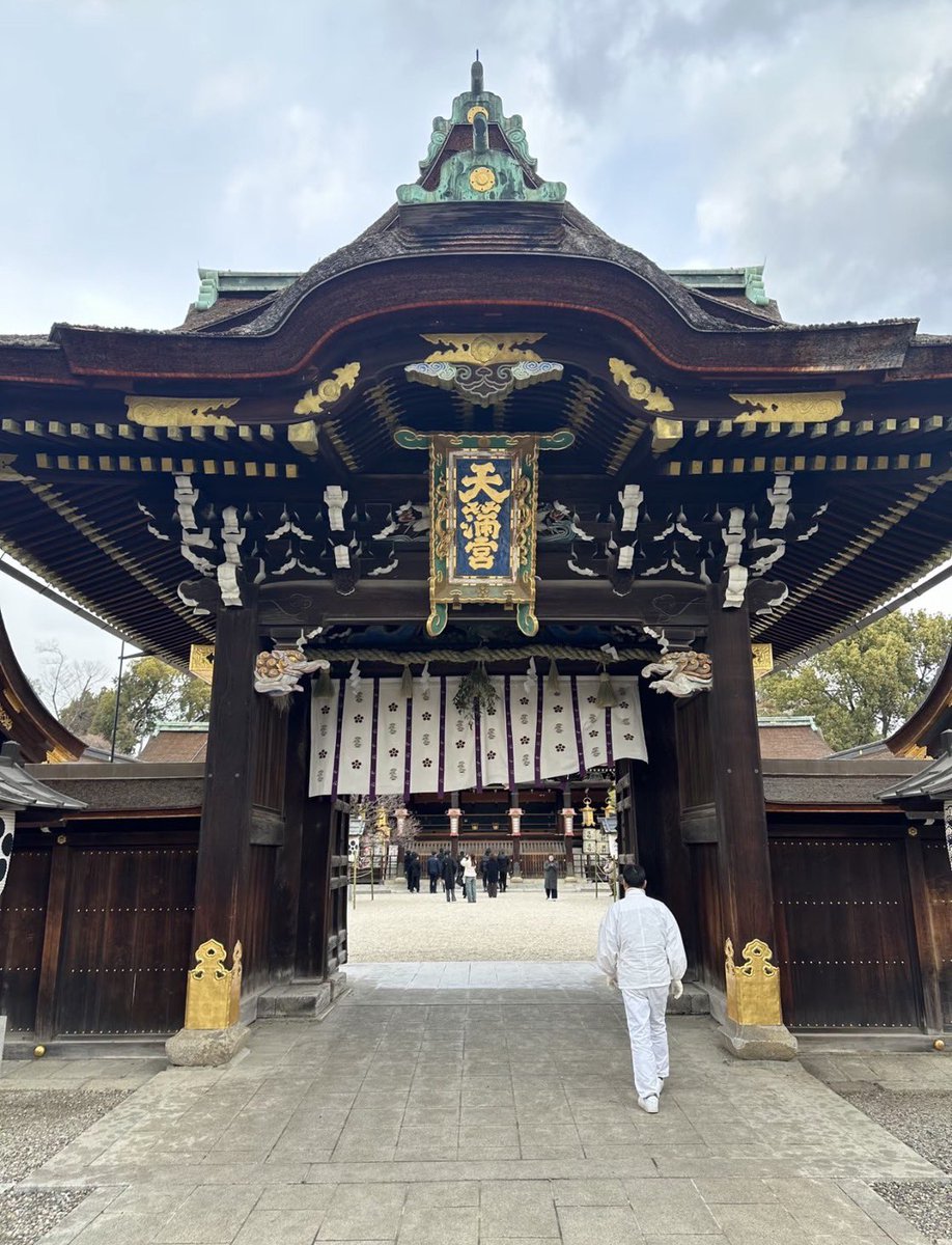 mina60mm's tweet photo. 京都府の神社に行くなら、

縁結び・恋愛成就を願うなら『貴船神社』
学業成就・合格祈願を願うなら『北野天満宮』
金運・商売繁盛を願うなら『伏見稲荷大社』
厄除け・方除けを願うなら『晴明神社』
安産・子授けを願うなら『わら天神宮』
良縁・美容を願うなら『河合神社』
開運招福を願うなら『八坂神社』
病気平癒・健康長寿を願うなら『下鴨神社』
悪縁切り・縁結びを願うなら『安井金比羅宮』
勝負運・必勝祈願を願うなら『藤森神社』
↓ご利益は他にもあります。

① 貴船神社
水の神様を祀る京都最強の縁結びスポット。ご利益は、縁結び・恋愛成就・復縁・諸願成就。水占みくじが有名で、境内の御神水に浸すと文字が浮かび上がります。本宮から奥宮まで参拝すると、より強いご利益があるといわれています。
② 北野天満宮
学問の神様・菅原道真公を祀る全国天満宮の総本社。ご利益は、学業成就・合格祈願・厄除け・芸能上達。なで牛を撫でると知恵が授かり、梅の季節には境内が美しく彩られます。受験生だけでなく、資格試験や昇進を願う方も多く訪れます。
③ 伏見稲荷大社
千本鳥居で知られる全国稲荷神社の総本宮。ご利益は、商売繁盛・金運上昇・五穀豊穣・家内安全・諸願成就。朱色の鳥居のトンネルを抜けると願いが通るといわれ、商売をされている方や起業を考えている方に特に人気です。
④ 晴明神社
平安時代の陰陽師・安倍晴明公を祀る神社。ご利益は、厄除け・魔除け・方位除け・病気平癒。晴明井という井戸の水は、病気平癒の力があるとされています。五芒星のお守りは、魔除けの効果が高いといわれています。