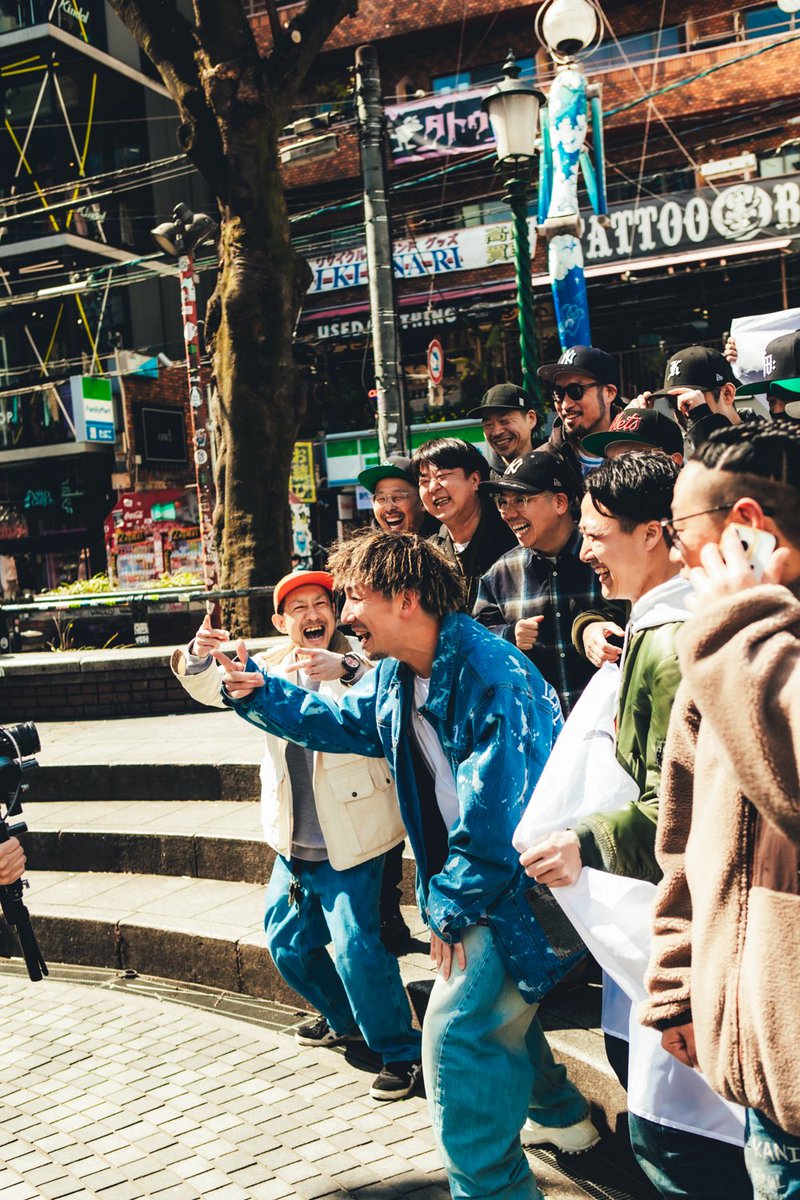 RAY_SINGER's tweet image. 今日で39歳になりました🙌
中年真っ只中！！
おかげ様でまだまだ楽しく音楽させてもらえてます🎶
30代最後のRAYもよろしくお願いします😁🤝

photo by @EasySqueeze1986 
Costume provided by @LEFLAH_OSAKA @LEFLAH_TOKYO
@LEFLAH_OKINAWA 

#SINGER_RAY #REGGAE #レゲエ