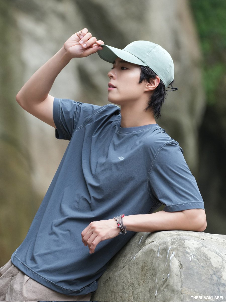 Trekking with him? I'm definitely not looking at the view😊
#ParkBoGum #박보검
#THENORTHFACE