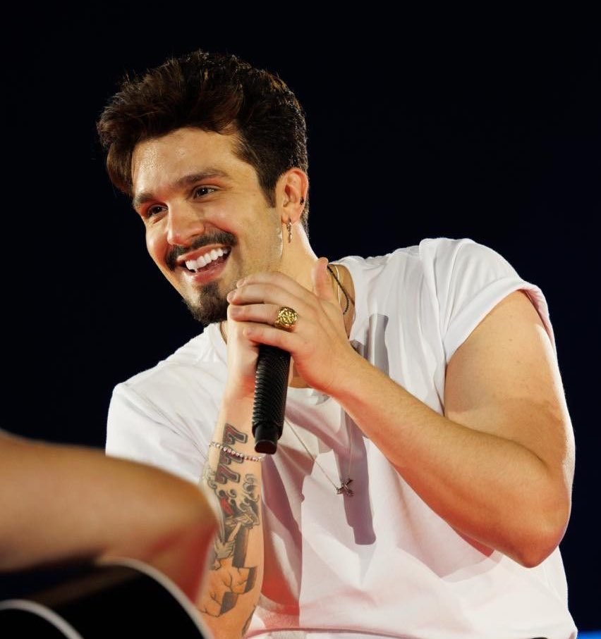 luansnovidade's tweet photo. É O MAIOR SOLISTA DO MUNDO ACEITEM! Luan Santana é top 4 na lista da Billboard Brasil Artistas 25. 
— Esta lista classifica os artistas mais ouvidos no Brasil e se baseia na atividade de streaming dos principais serviços de música no território. https://t.co/unVEY0GTWz