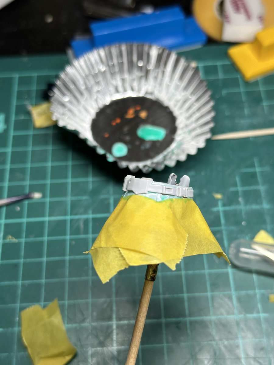 腰ベルトの塗り分けしたいけどマスキング疲れたのでゾルを使ってみんとす
これちゃんとマスキングできてるかすごい不安！ゾル塗ってテカッとなれば大丈夫判定でいいですか？！