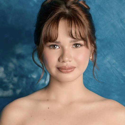 chstarkive's tweet photo. metro mag exclusive for ang longing sweetheart ng las piñas 💖

- 🎭  a former child actress!
- loves: playing instruments and writing songs 🎸
- 📚 a big fan of books! 
- fave genre: romcom! 🍿
- 👀 girl crush: kathryn bernardo and taylor swift!

❓ the status of her heart right now? 
💬 .. full of love ♡
