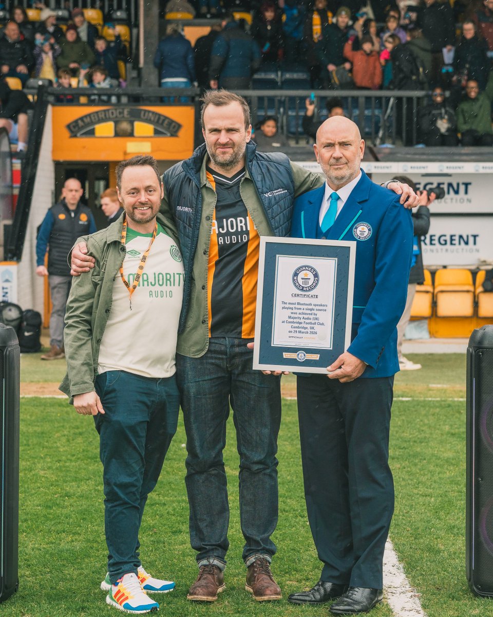 CambridgeUtdFC's tweet photo. Record breakers at the Cledara Abbey Stadium! 🎉

🔸 1,563 fans - a new @CambridgeUtdWFC attendance record

🔸 1,500 speakers - Guinness World Record smashed with @MajorityAudio

Read more 👉 https://t.co/wXhZLKi6iz https://t.co/uU2sJkTwAN