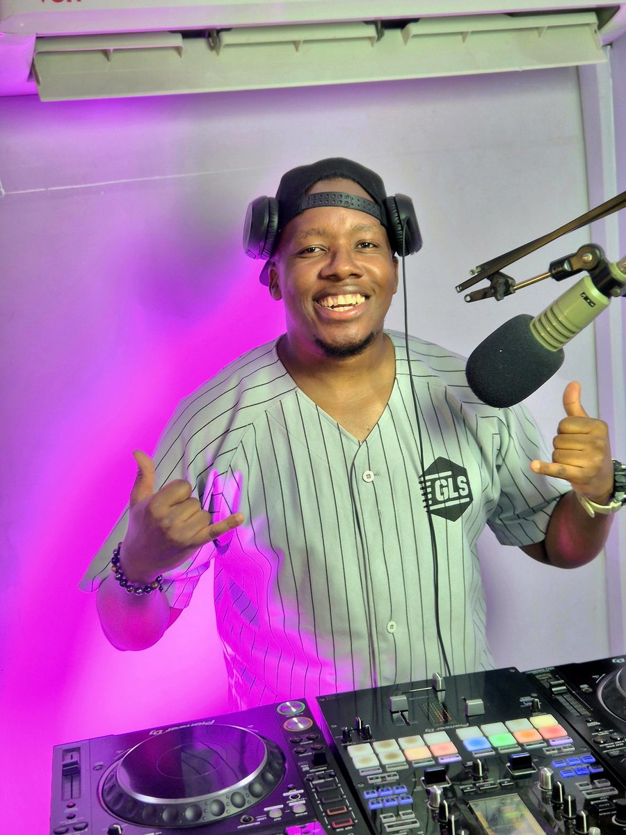 Hot_96Kenya's tweet image. It’s a #MCM and the King of Hot Mixes is on the one's and two's all afternoon 🙌 and he's about to blow your mind

Send in all your requestsss 
It’s @Deejay_Carbon
