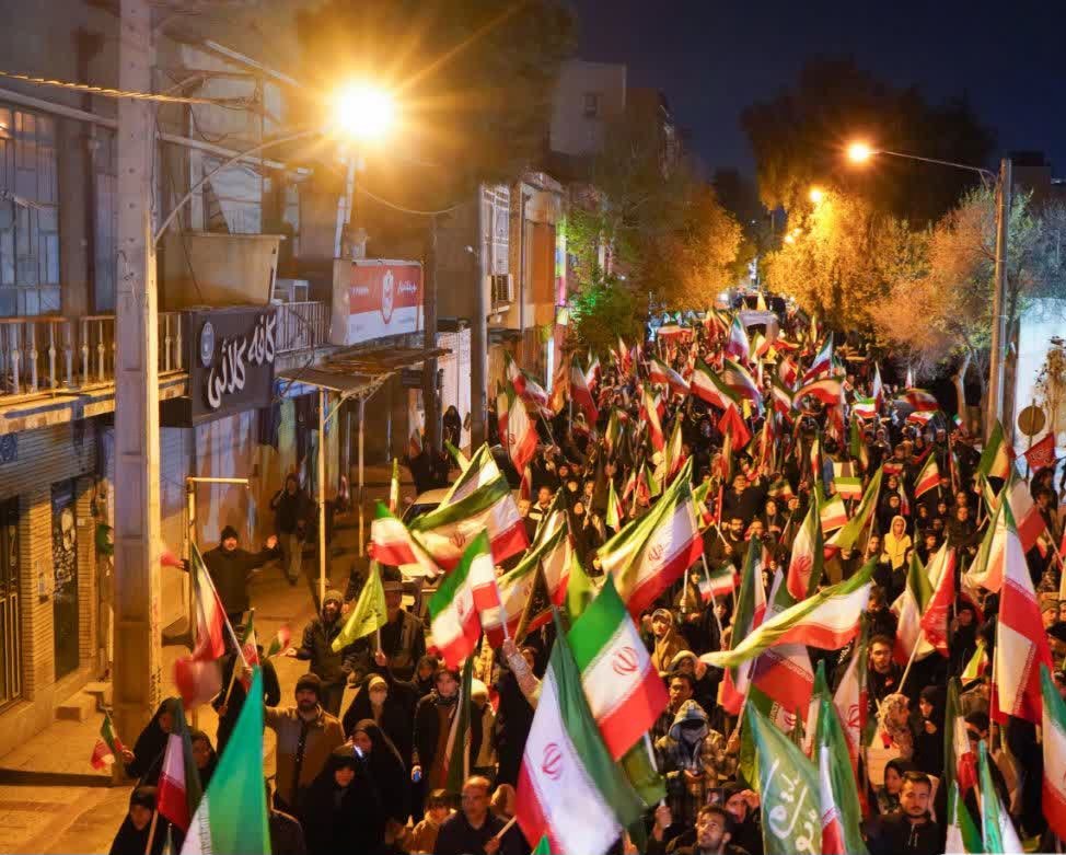 خیابان‌هایی که خالی نمی‌شوند!
🇮🇷 این روزها شاید سخت بگذرد،
اما دل‌های زیادی برای این خاک می‌تپد؛
و وقتی یک ملت کنار هم بایستد
هیچ طوفانی
نمی‌تواند آینده‌اش را خاموش کند.
#تا_پای_جان_برای_ایران 
#حماسه_آفرینان