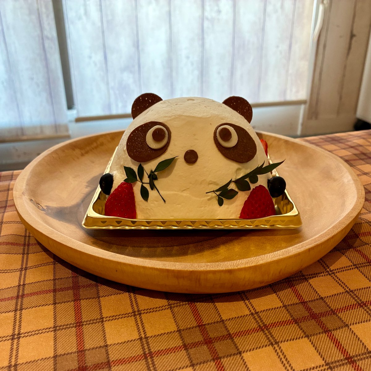 panda_ndw's tweet photo. 就職に伴い、３月いっぱいでNDW編集長アシスタントを卒業することになりました……！
様々なことを学ばせていただいた１年強でした……。
お世話になった皆様、本当にありがとうございました🙇

↓りふぁさんに就職＆誕生日祝いで🐼ケーキを頂き感激😭😭 https://t.co/UAUewcqwkb