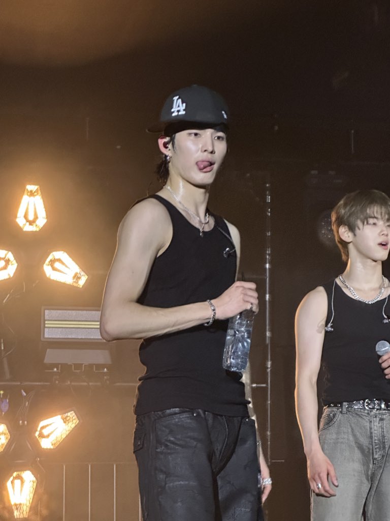 𝜗𝜚 tweet media