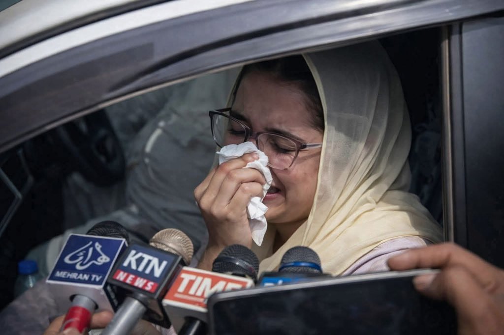 ZahidaMustafaa's tweet photo. یہ تصویر پاکستان میں عدل وانصافکے خاتمے پہ ماتم ہے💔🥺 https://t.co/zj0snNwiMl