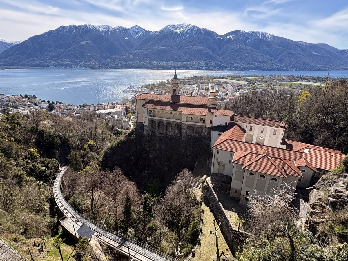 GmurHelen's tweet image. When its #cold and #grey in #Geneva #Switzerland 🇨🇭
Throwback beautiful #Ticino 🇨🇭
Sacro Monte Madonna del Sasso
#Unforgetable #memory 
madonnadelsasso.org/it/madonnadels…
