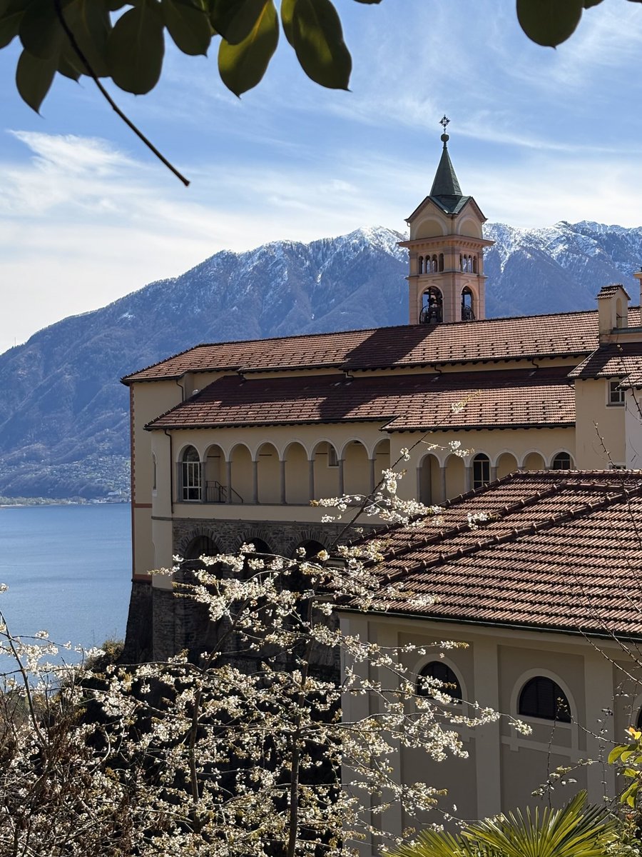 GmurHelen's tweet image. When its #cold and #grey in #Geneva #Switzerland 🇨🇭
Throwback beautiful #Ticino 🇨🇭
Sacro Monte Madonna del Sasso
#Unforgetable #memory 
madonnadelsasso.org/it/madonnadels…