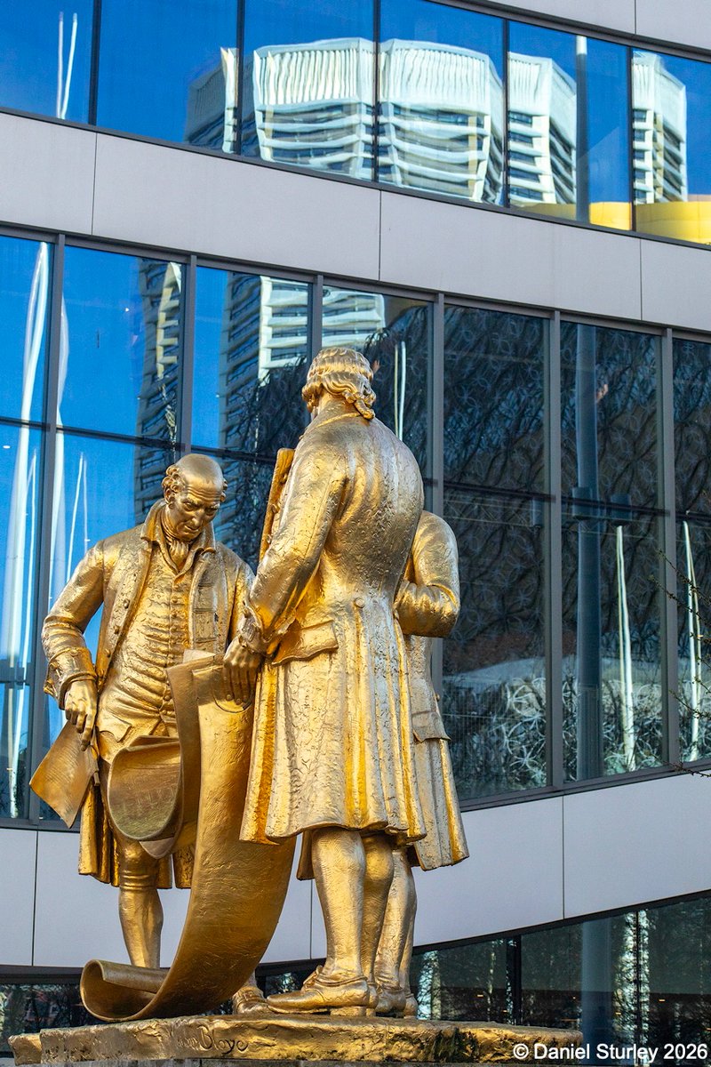 Daniel_Sturley's tweet photo. #Birmingham UK, our 'Golden Men' with The Octagon and @LibraryofBham reflected in the curved #windows of Symphony Hall in Centenary Square π
#BirminghamWeAre #Architecture #AllShapes
#Photography https://t.co/FDftK2pArf