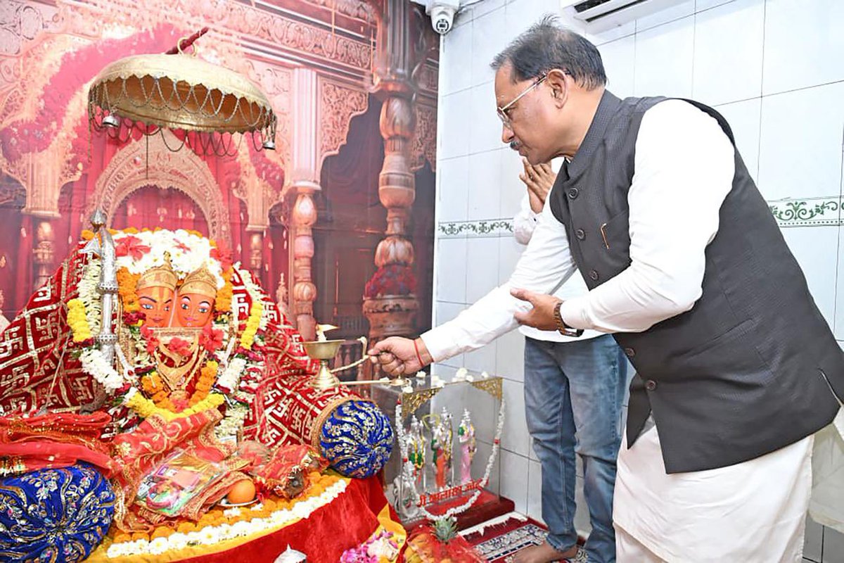 माता कौशल्या की नगरी चंदखुरी में मुख्यमंत्री श्री विष्णुदेव साय ने आज माता  कौशल्या एवं बाल स्वरूप भगवान राम के दर्शन-पूजन कर प्रदेश की सुख ...