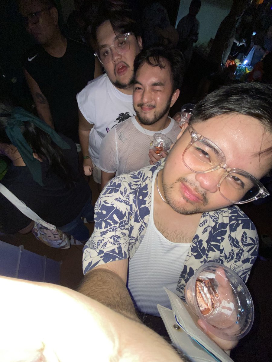 IamZildgian's tweet photo. Went to our 1st osoasis! Had so much fun! Grabe eto lang pictures natin @Va1entineee @youngcsy_!?😭 https://t.co/ZBR8EnbAt9
