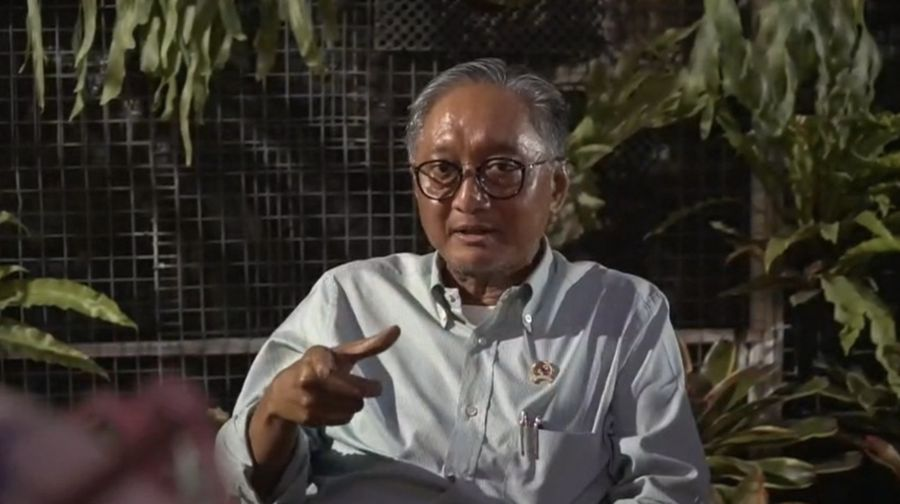 LambeSahamjja's tweet photo. Guys, Dody Hanggodo baru aja ngomong kalau Kementerian PU itu basah dan ada permainan di dalamnya. 
Jujur ya, ini tuh bukan hal baru. 
Kita semua juga udah tahu dari dulu kalau kementerian yang pegang anggaran gede pasti rawan banget disalahgunakan. 
Jadi ketika dia bilang kayak gitu, ya kesannya bukan wah anjir kaget
tapi lebih ke ya terus? 

Lu sekarang ada di posisi kekuasaan, dikasih mandat langsung sama Prabowo Subianto buat bersih-bersih.

Tapi kalau cuma ngomong ini basah, ada deep state, tanpa tindakan nyata, itu nggak ada bedanya sama cerita lama yang diulang lagi.

Publik tuh nggak butuh dikasih tahu kalau sistemnya kotor kita udah tahu. 

Yang kita tunggu itu 
siapa yang ditindak? 
mana buktinya? 
mana perubahannya? 
Kalau memang ada dirjen yang bermasalah, ya sikat. 
Kalau memang ada permainan besar, buka ke publik. Jangan cuma narasi seolah-olah saya diserang tapi ujungnya nggak jelas kelanjutannya.

Karena jujur aja, kalau cuma berani ngomong tapi nggak berani bongkar, ya sama aja.
Bahkan bisa dibilang lebih bahaya karena publik dikasih harapan perubahan, tapi realitanya nggak ada aksi.

kalau emang udah tahu itu basah, ya keringin.
Jangan cuma ngomong doang. 
Karena kalau ujungnya sama aja kayak sebelumnya, ya percuma ganti orang kalau sistemnya tetap dibiarkan jalan seperti itu.