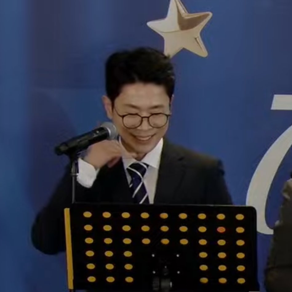 저. 저는 이렇게 예쁘게 웃는 분이 온단 얘긴 못 들었는데요..?.?.