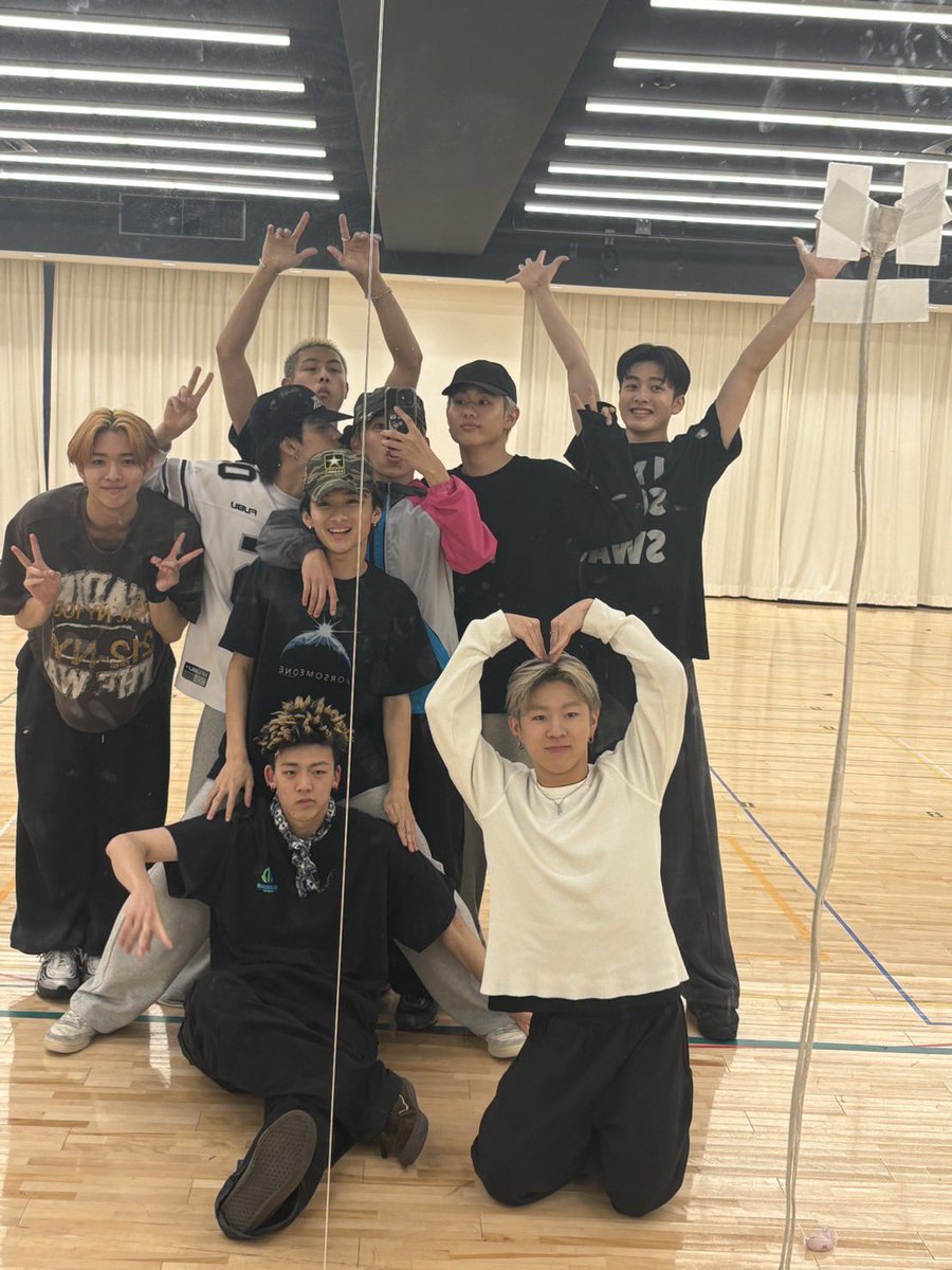 ldh_scream's tweet image. [📖] #スクオフ
𝗙𝗥𝗢𝗠  #京太朗 

ROUND.8に向けて着々とリハーサルが進んでいます😏
#LDHSCREAM  のわちゃわちゃショット📷💥
いつでもみんなで楽しく！
疲れてもテンションを上げ合って頑張っています！

ROUND.8も応援よろしくお願いします🙏