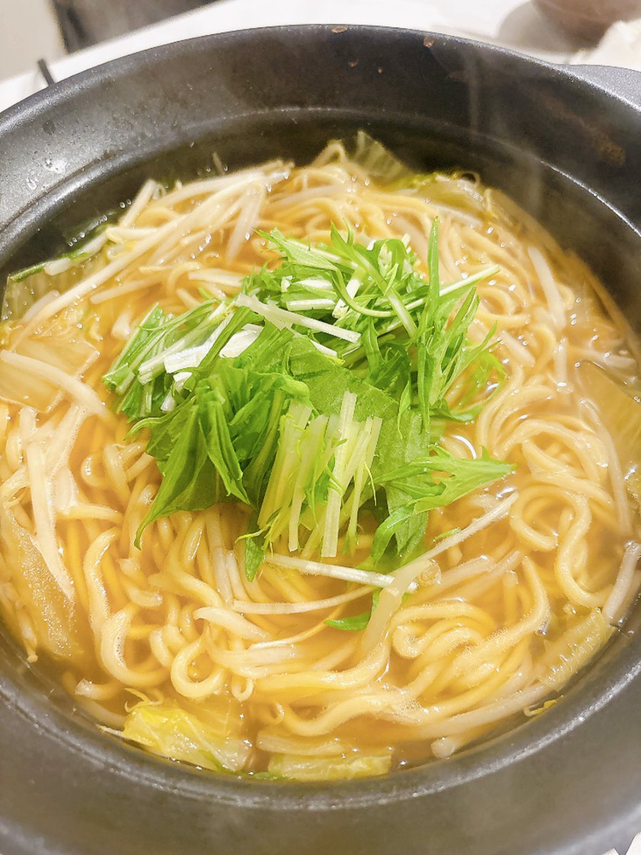 春になっても晩御飯は鍋率が高い我が家🍲（美味しい+胃腸を労われる気がする）今日は〆に中華麺を入れて水菜をドッサリ。水菜は余熱で火を通すとシャキシャキ感が残ってて麺と相性バッチリ✨今日もごちそうさまでした🙏
#おうちごはん　#晩酌　#夫婦2人暮らし