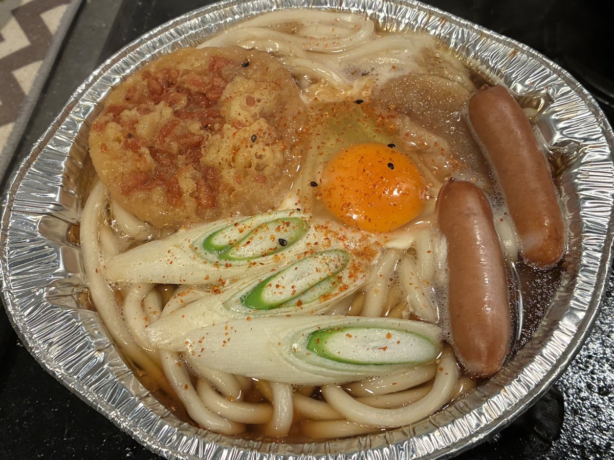 鍋焼きうどんをぐつぐつ煮込んでいる時間が幸せなのさ。美味しくなあれ。