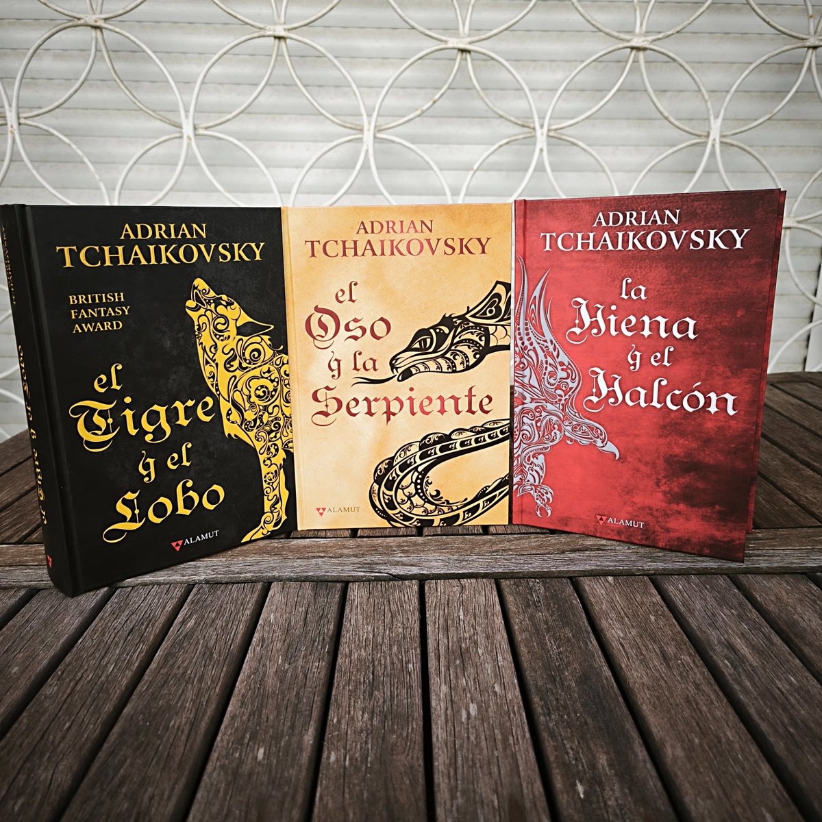 Ya queda menos para que tengáis en vuestra estanteria la serie de Ecos de la caída. Recordad que La Hiena y el Halcón está de oferta hasta el 23/04 

👉goo.su/Ap96Vr