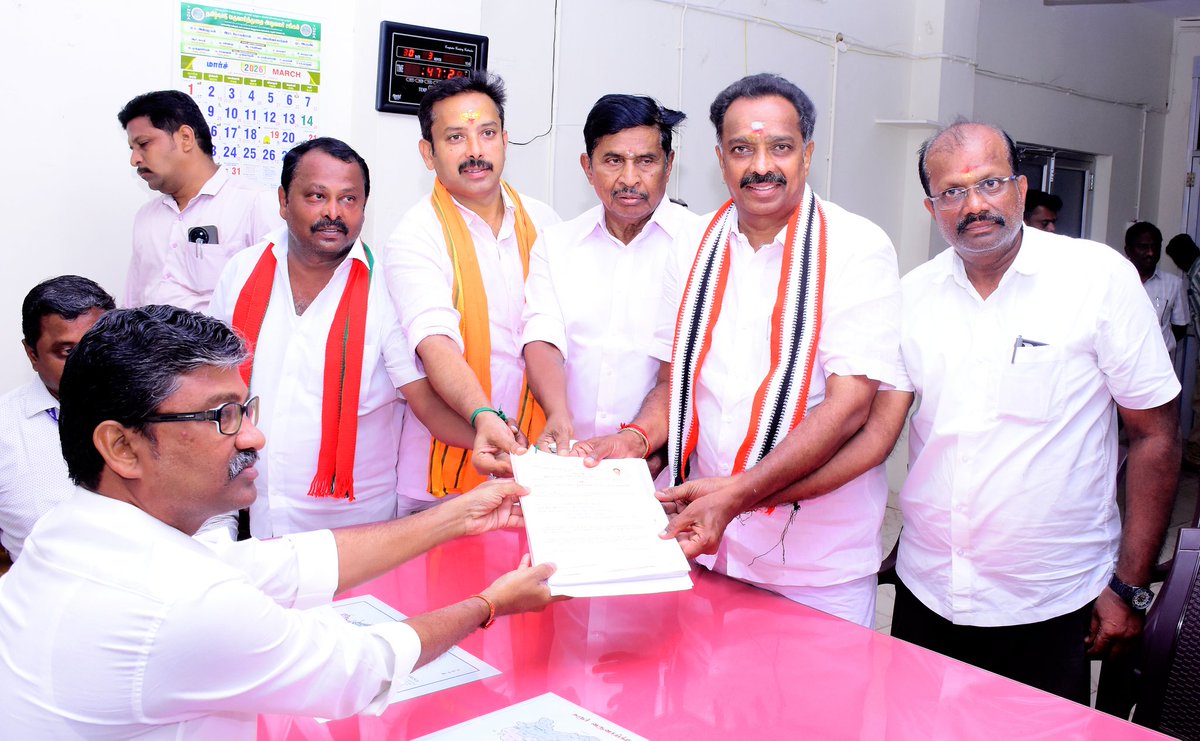 OfficeofminMRV's tweet photo. நம் தமிழ்நாட்டின் பெருமைமிகு 
சட்டமன்ற தொகுதிகளில் ஒன்றான,நம் கரூர் சட்டமன்ற தொகுதியில் 3-வது முறையாக போட்டியிடுவதற்கு இன்று வேட்புமனு வழங்கினேன்.
நம் கரூர் மக்களின் பேராதரவுடனும்,
நமது கூட்டணி கட்சிகளின�� ஒத்துழைப்புடனும் மாபெரும் வெற்றியை பெற்று அதனை நம் புரட்சித் தமிழர் திரு. @EPSTamilNadu அவர்களின் திருக்கரங்களில் ஒப்படைப்போம்.
2026 சட்டமன்ற பொதுத் தேர்தலில் கரூர் சட்டமன்றத் தொகுதியில் நாம் பெறப்போகும் வெற்றி நம் கரூர் மாவட்ட மக்களுக்கான வெற்றி.

நாம் கரூர் மாவட்ட நான்கு சட்டமன்ற தொகுதிகளிலும் வெல்வோம்..!
புதிய வரலாறு படைத்திடுவோம்..!
#கரூர்_நான்கும்_நமதே
#தமிழ்நாடும்_நமதே