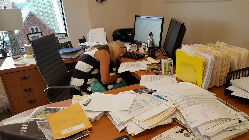 mcgarber's tweet photo. Lawyers: it’s not a workload anymore. It’s a multi-front chess match.

AI. Budget pressure. Regulatory change. Cyber risk.
And the “quick question” that isn’t quick.

Stress management today is survival strategy.
👉 https://t.co/CKA7GlHrLL 

#LegalProfession #StressManagement https://t.co/gToc8kaclz