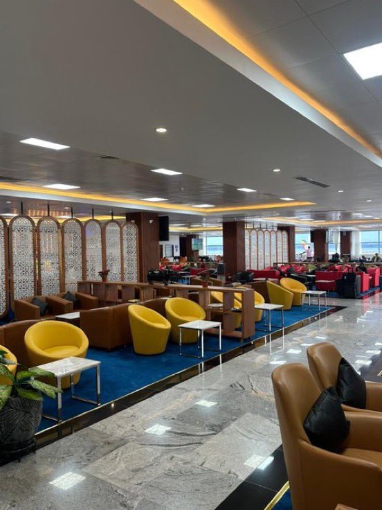 momomosha254's tweet image. #KaribuniLounge at Entebbe feels set apart carved Ugandan screens,low warm lights,and boards overhead mapping EastAfrica hops Addis, Nairobi, Dubai. travel framed by Ugandan craft ,A pause that still reminds you where you’re flying from
#EntebbeAirport 
#GoldenPosts
@UG_Airlines