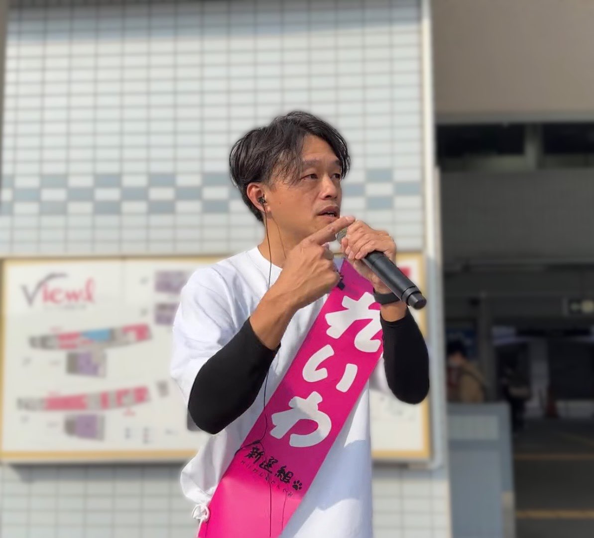 kabatakengo's tweet photo. 2026/3/30(月)
阪急三国駅前で朝街宣🎤

・ヘルパーさん、ケアマネさんの月給10万円UP！医療福祉従事者の賃上げ☝️
・毎月ひかれる介護保険料高すぎ！国の負担割合を増やせば解決☝️
・介護を受けるときの実費負担を減らしたい！国が出せばいい☝️

「財源はどうするんだー」

☝️財源はあります。

今は元気に働けている方も、いつ事故や突然の病気で働けなくなるかもしれない。
誰もが福祉制度を使う可能性はあります。

またこの先、介護を必要とする方は増えるが、それをささえてくださるヘルパーさんが不��すれば、親の介護のために仕事を辞めざるをえない。。
といった問題はこの先確実に増えていくはずです。

安心して大阪で暮らしていくために、必要なところに予算がつくように引き続きうったえていきます✊

大阪の成長は介護・保育・教育から！