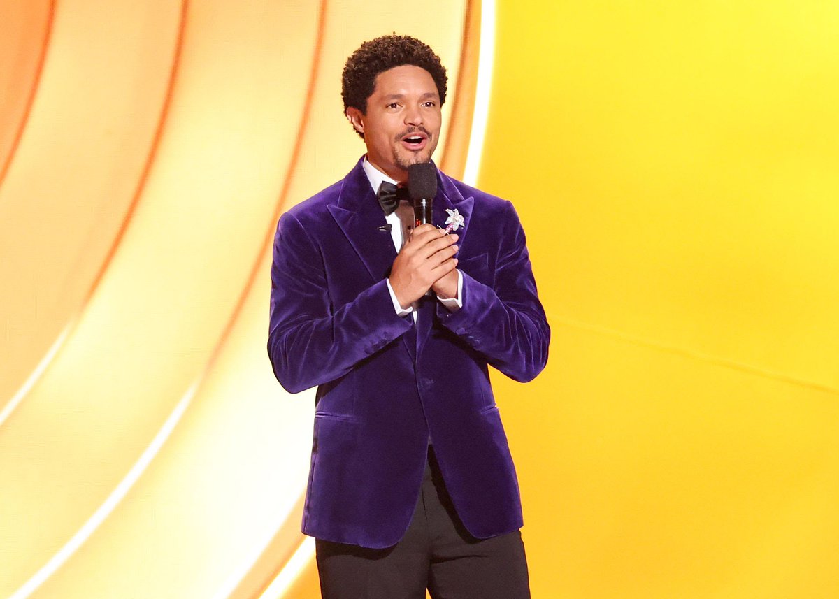 Why I love <a href="/Trevornoah/">Trevor Noah</a>  he doesn’t just crack silly jokes to make the audience laugh,man is a deep thinker,listening to him you have to be intelligent to first understand before you laugh,I call him the comedian for the intellectuals #americaparty #ComedyNight #smart #महावीर_जयं