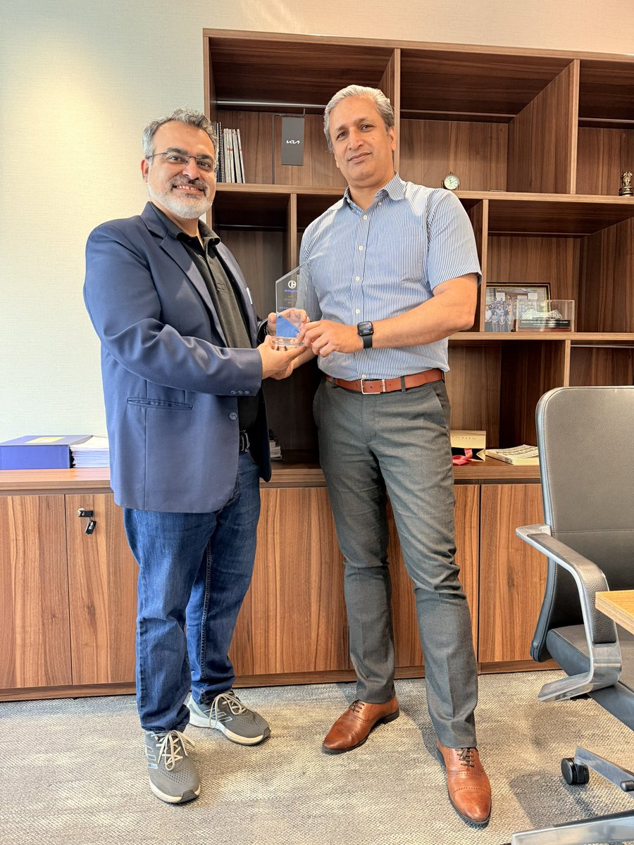 carblogindia's tweet photo. Car Blog India honors Kia Carens Clavis with MPV of the Year award! 🏆 Rohit Khurana presents trophy to Atul Sood, SVP Sales &amp; Marketing, Kia India.  #kiaindia #kiacarensclavis #carblogindia @KiaInd @madhulika_s @shwetankt1412 https://t.co/UFgvA624k3