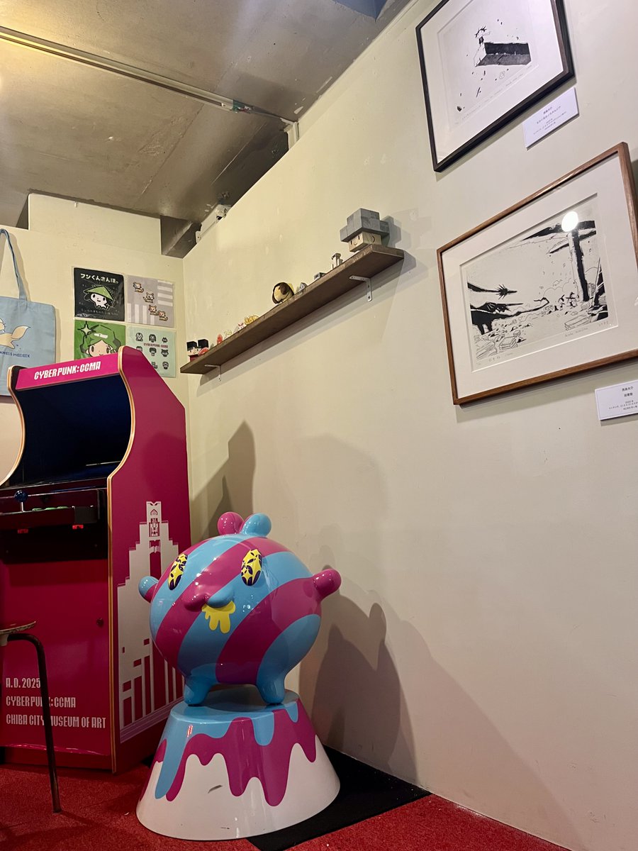 onsundaysbooks's tweet photo. @DBP65 本日から「西島大介｜ゲームのたつじん」後半戦です。展示スペースは再び拡張されています。無料で試遊できるゲーム機3台（テーブル型インベーダー筐体・駄菓子屋筐体・スーパーファミコン＋トリニトロン）もすべて稼働中です。 https://t.co/sGIrc0hWYK