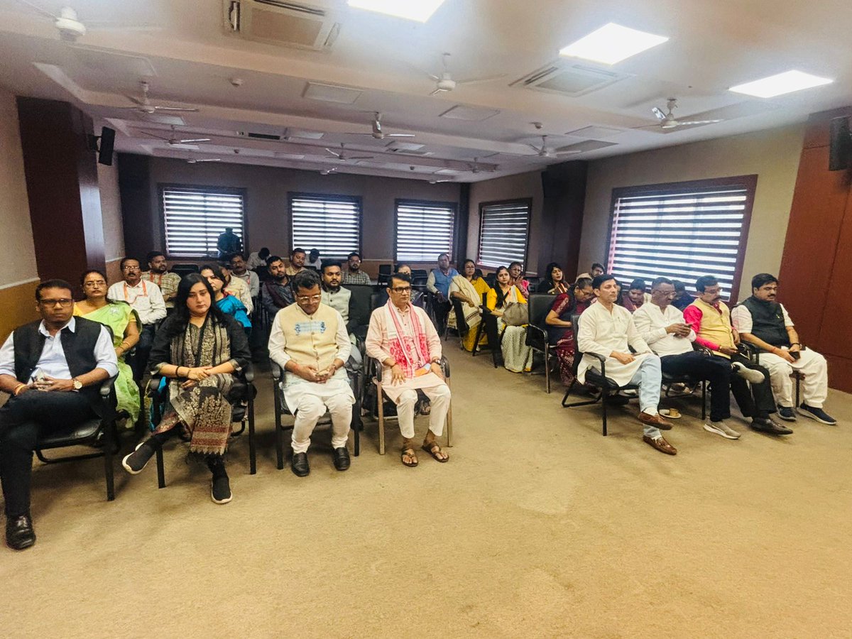 আজি মাননীয় প্ৰধানমন্ত্ৰী শ্ৰীযুত নৰেন্দ্ৰ মোদী ডাঙৰীয়াই অসমৰ লাখ লাখ বুথ পৰ্যায়ৰ কাৰ্যকৰ্তাৰ সৈতে পোনপটীয়া বাৰ্তালাপত সংযুক্ত হয় । 

 এই কাৰ্যসূচীত মাননীয় কেন্দ্ৰীয় ৰাজ্যিক মন্ত্ৰী শ্ৰীযুত পবিত্ৰ মাৰ্ঘেৰিটা ডাঙৰীয়াৰ সৈতে আমিও অংশগ্ৰহণ কৰিলোঁ।
#MeraBoothSabseMazboot