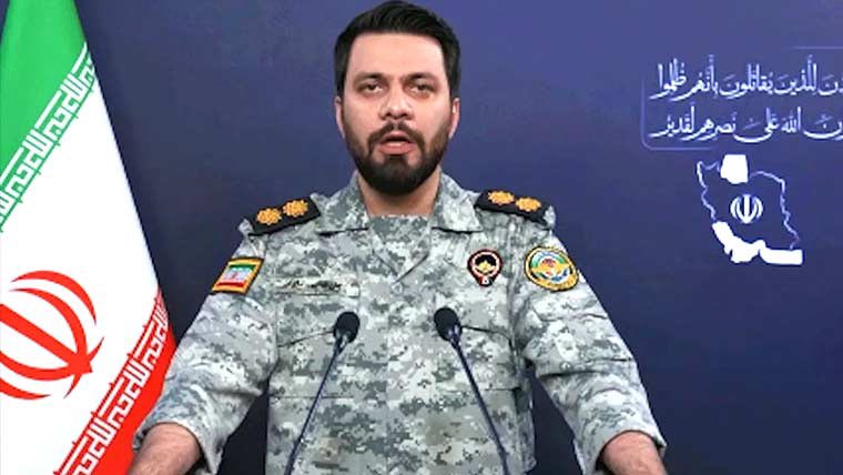 دنیا کی سب سے طاقتور فوج کا ترجمان ابراہیم ذوالفقار ایک ویڈیو میں مزائل داغنے کے بعد چائے پی رہے ہیں، جو عوام میں بے حد مقبول ہوئی۔ یہ بندہ جب بات کرتا ہے تو چہرے پر جلال ہوتا ہے، لگتا ہے جیسے اس کے اندر کوئی روحانی طاقت موجزن ہے۔
مولا کی امان میں رہو۔
عینی ملک
#Ibrahimzulfqar
