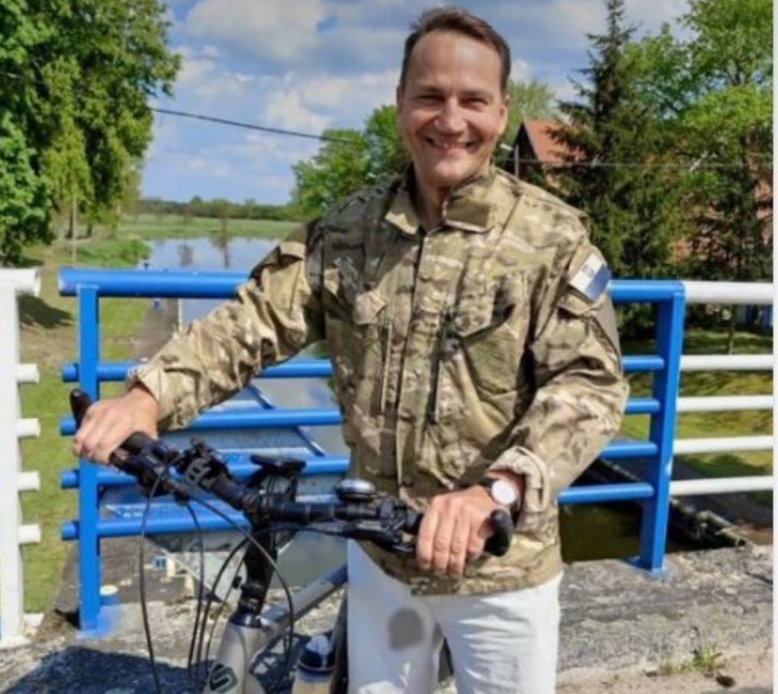 MalcolmStrate's tweet photo. @sikorskiradek @Irek27081959 Jeszcze raz: kto szcza w spodnie ten jest zaszczańcem https://t.co/7HaRJa7QC4