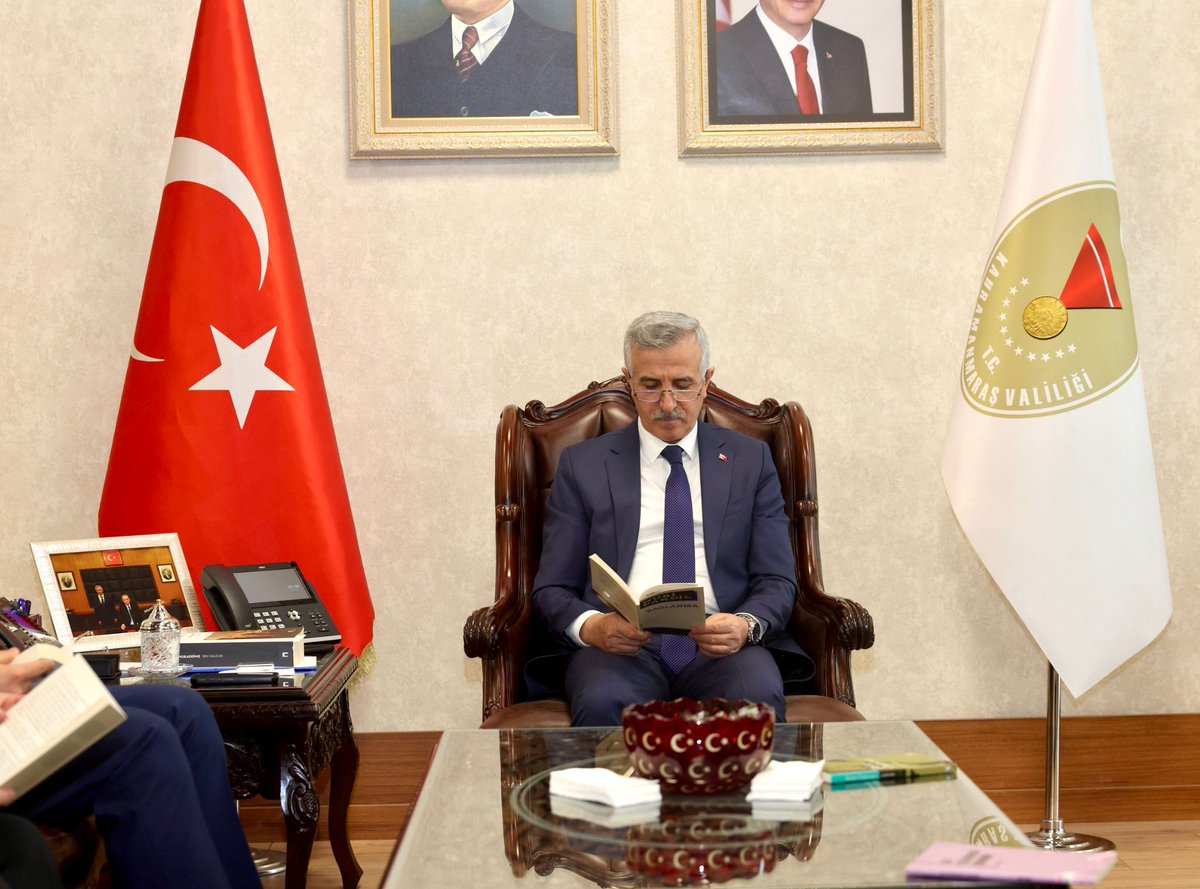 TCkahramanmaras's tweet photo. UNESCO Edebiyat Şehri Kahramanmaraş’ta “İyileştiren Kütüphane” Temasıyla Anlamlı Etkinlik 📚 

Valimiz Mükerrem Ünlüer, 62. Kütüphane Haftası dolayısıyla Vali Yardımcımız Ökkeş Safa Türkoğlu, İl Kültür ve Turizm Müdürümüz Eshabil Yıldız ve beraberindeki heyeti makamında kabul etti.

“Kahramanmaraş Okuyor!” mottosuyla ve “İyileştiren Kütüphane” temasıyla tüm kurumlarda eş zamanlı kitap okuma etkinliği gerçekleştirildi. Okumanın bireysel gelişim ve toplumsal ilerleme açısından taşıdığı öneme vurgu yapılan etkinlikte, Valimiz Mükerrem Ünlüer de Valilik makamında misafirleriyle birlikte kitap okuyarak farkındalık oluşturdu. 📖✨

#KütüphaneHaftası #İyileştirenKütüphane #KahramanmaraşOkuyor #OkuyanŞehir