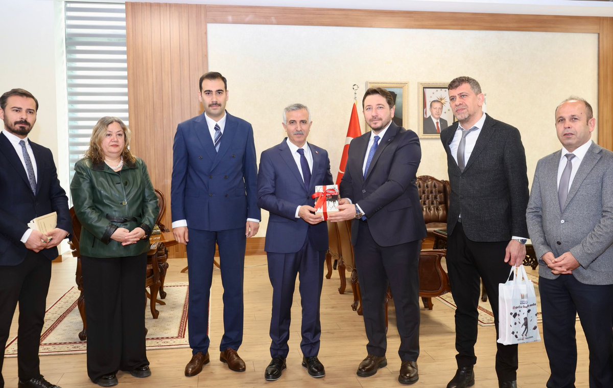 TCkahramanmaras's tweet photo. UNESCO Edebiyat Şehri Kahramanmaraş’ta “İyileştiren Kütüphane” Temasıyla Anlamlı Etkinlik 📚 

Valimiz Mükerrem Ünlüer, 62. Kütüphane Haftası dolayısıyla Vali Yardımcımız Ökkeş Safa Türkoğlu, İl Kültür ve Turizm Müdürümüz Eshabil Yıldız ve beraberindeki heyeti makamında kabul etti.

“Kahramanmaraş Okuyor!” mottosuyla ve “İyileştiren Kütüphane” temasıyla tüm kurumlarda eş zamanlı kitap okuma etkinliği gerçekleştirildi. Okumanın bireysel gelişim ve toplumsal ilerleme açısından taşıdığı öneme vurgu yapılan etkinlikte, Valimiz Mükerrem Ünlüer de Valilik makamında misafirleriyle birlikte kitap okuyarak farkındalık oluşturdu. 📖✨

#KütüphaneHaftası #İyileştirenKütüphane #KahramanmaraşOkuyor #OkuyanŞehir