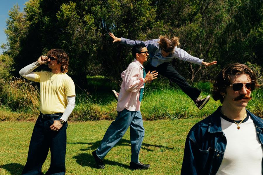 DICEが新曲COOLERを公開。
Joe Chiccarelliプロデュースのもと、ガレージロックにポップロックの要素を取り入れた新曲で、Jay Watsonも参加。