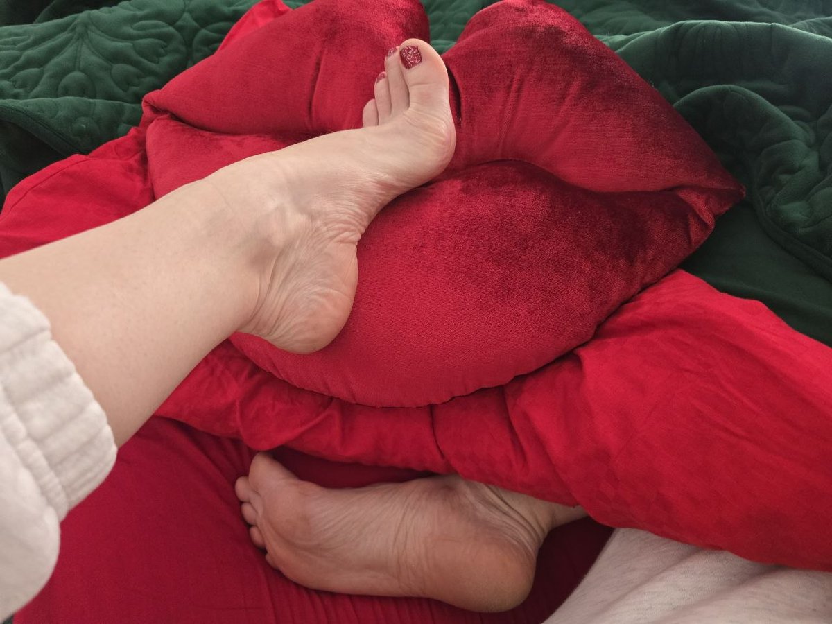 Morning "feetteasers"🫦If you want to impress me, bring me lip-shaped objects.. shoes, mirror, candle, chocolate.. I collect all lip-shaped artefacts. Additional tribute in any reasonable amount to expand my collection is welcome. Your generosity never goes unnoticed👌