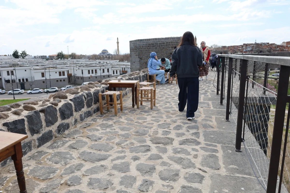 beesiyasi35's tweet photo. On gözlü köprüden sonra şimdi de Sur’ların üzerini işgal etmişler..

Diyarbakır Surlarının işletmelere açılması hangi kurum tarafından yapılıyor..

Büyükşehir Belediyesi mi?
Valilik mi?
Kültür Müdürlüğü mü? https://t.co/wsKHo05T21