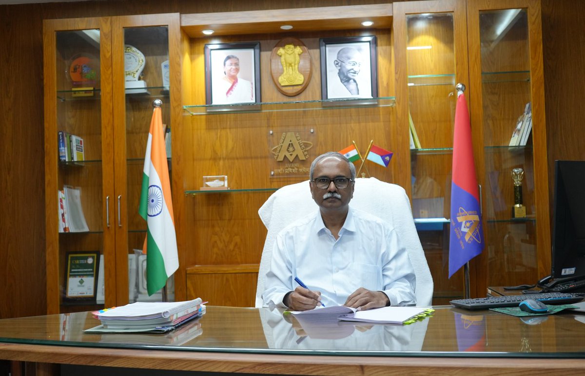 Shri Sanjay Dwivedi, CMD, Shri Satyabrata Mukherjee, Director/Operations, and other officers and employees of Armoured Vehicles Nigam Limited (AVNL), Corporate Office, Avadi, extended a warm welcome to Shri Sandeep M Salve on his assumption of charge as Director/Human Resources