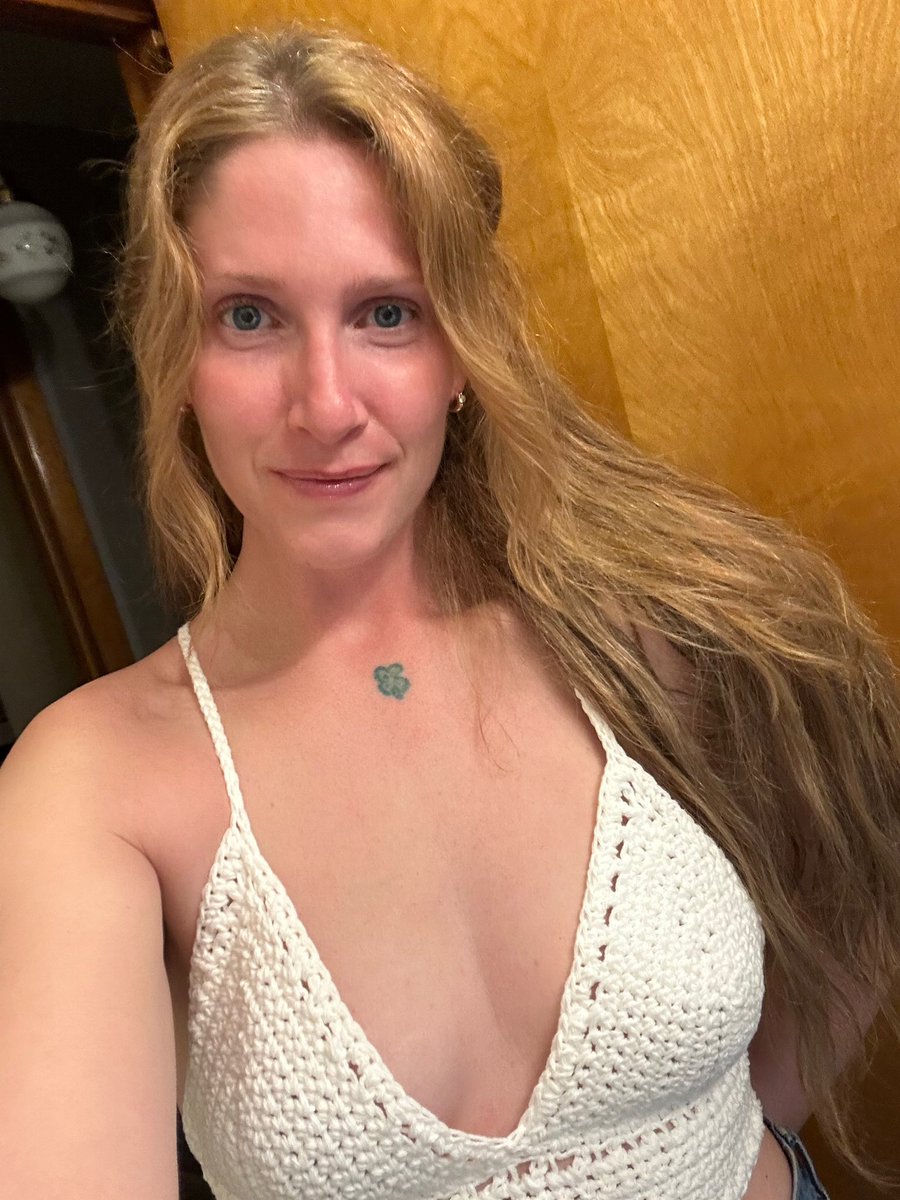 Becca Em Bloom tweet media