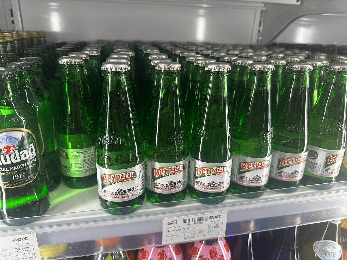 ozilinho92's tweet photo. @bekir_kaplan bey merhabalar. TEM otoyolu Gaziosmanpaşa Opet market’te fiyatlar ortalama market fiyatlarından çok yüksek. Örnek olması açısından Beypazarı Maden suyu 30 TL’den satılıyor. Normal marketlerde altı tanesi 50 TL. Aynı markette yarım litre su 25 TL’den satılıyor. https://t.co/PgSUVnCpA6