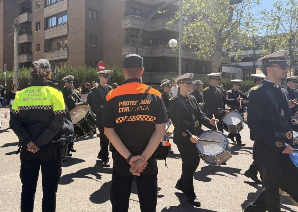 PCivilSev's tweet photo. 🟪 Lunes Santo | Protección Civil presente en las calles acompañando a las diferentes hermandades y prestando apoyo.

Trabajo conjunto para que la jornada se viva con seguridad y sin incidencias.

#PCivil #SSantaSevilla26 https://t.co/PkFGZ4ibeq