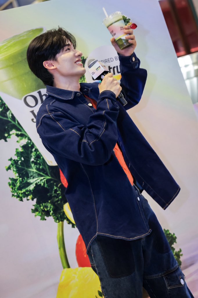 centralwOrld's tweet photo. ภาพบรรยากาศงาน ACTIVE BOOSTER SMOOTHIE เป็นการคอลแลบพิเศษระหว่าง
 Oh! Juice x Centrum 

โดยในวันนี้มีคุณ เต ตะวัน  มาร่วมแชร์ไลฟ์สไตล์การดูแลสุขภาพ และสร้างความสนุกภายในงานวันนี้ 
A multivit drink for your everyday.
Inspired by Centrum Multivitamin

📍 ลองได้แล้วที่ Oh! Juice 
#OHJUICE 
#CentrumXOhJuice 
#Tawan_V
#centralwOrld